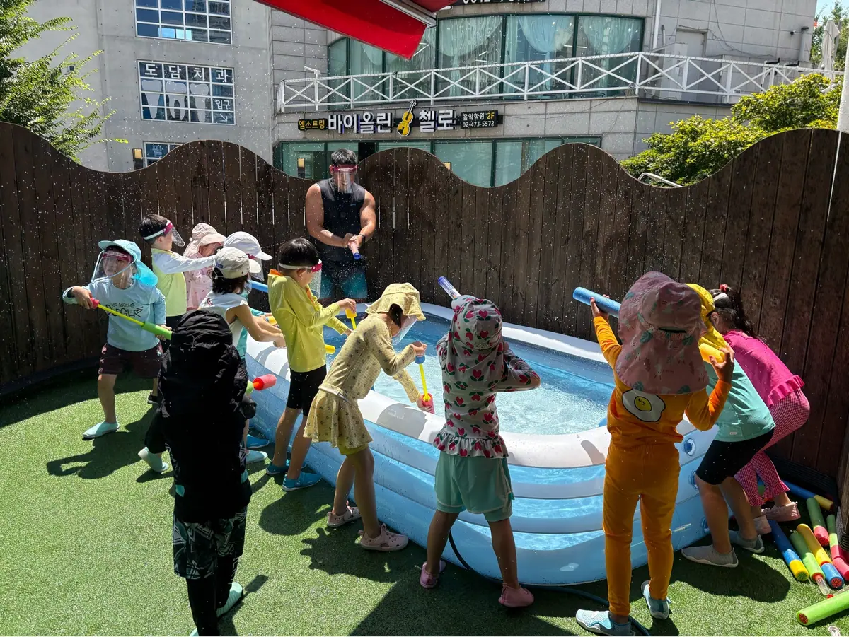 시원한 여름 물놀이: 친구들과 물장난을 즐기며 여름을 만납니다.